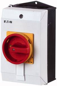 Un interrupteur industriel rouge fixé à un mur gris. Le boîtier portant le nom de la marque est visible et sert à commander des appareils électriques.