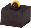 Roue noir et jaune sur une base rectangulaire noire.