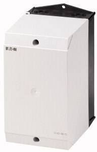 Un boîtier électrique blanc rectangulaire avec un dessus noir. Sur la face avant est inscrit « EATON ».