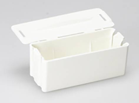 Un récipient rectangulaire blanc ouvert avec un couvercle, posé sur une surface.