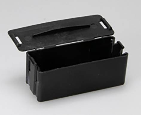 Un petit boîtier noir en plastique ouvert avec un couvercle rabattable.
