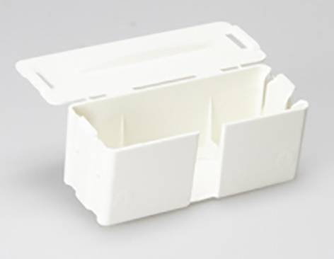 Boîte en plastique blanc, rectangulaire, avec un couvercle ouvert et deux compartiments intérieurs. Elle ressemble à un rangement pour petits objets.