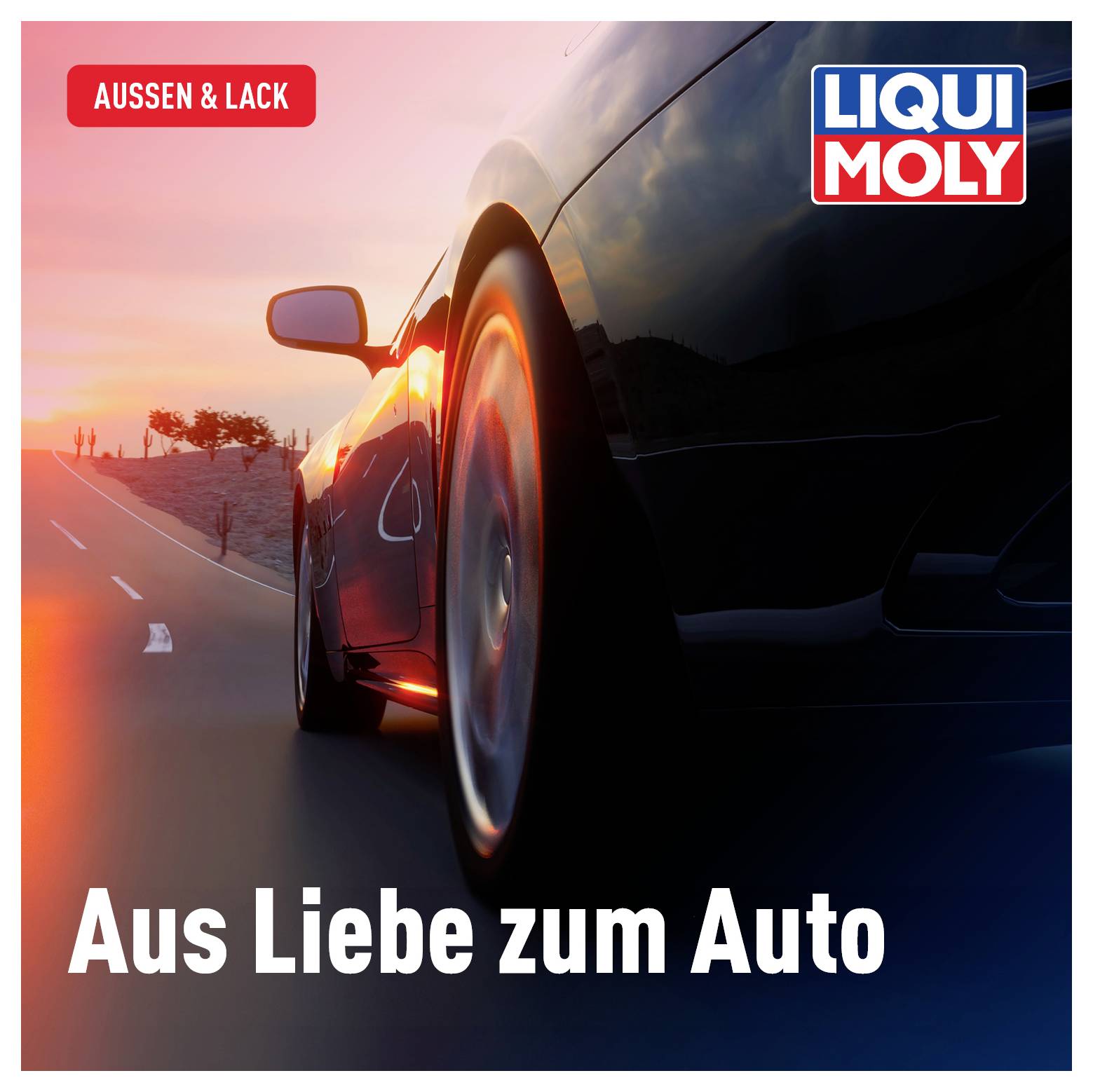 Une voiture roule sur une route au coucher du soleil ; banderole publicitaire de Liqui Moly avec le slogan « Par amour pour l'automobile ».