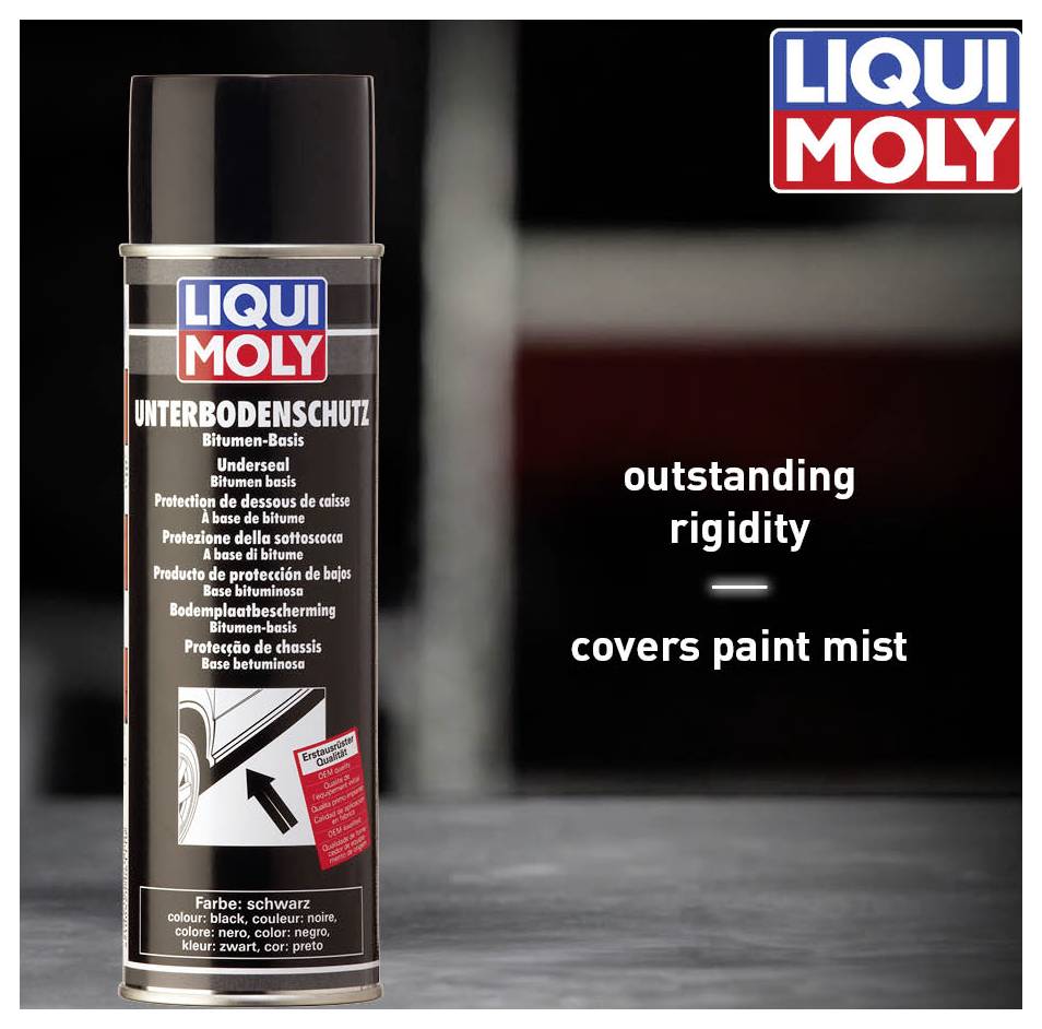 Bombe aérosol 'LIQUI MOLY' utilisée sous un véhicule pour appliquer une protection du soubassement. Texte sur la bombe : 'Mélange thixotropique, haute résistance à l'abrasion'.