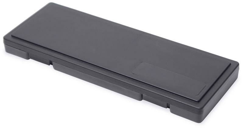 Un boîtier noir rectangulaire en plastique, plat et fermé, sur un fond blanc.
