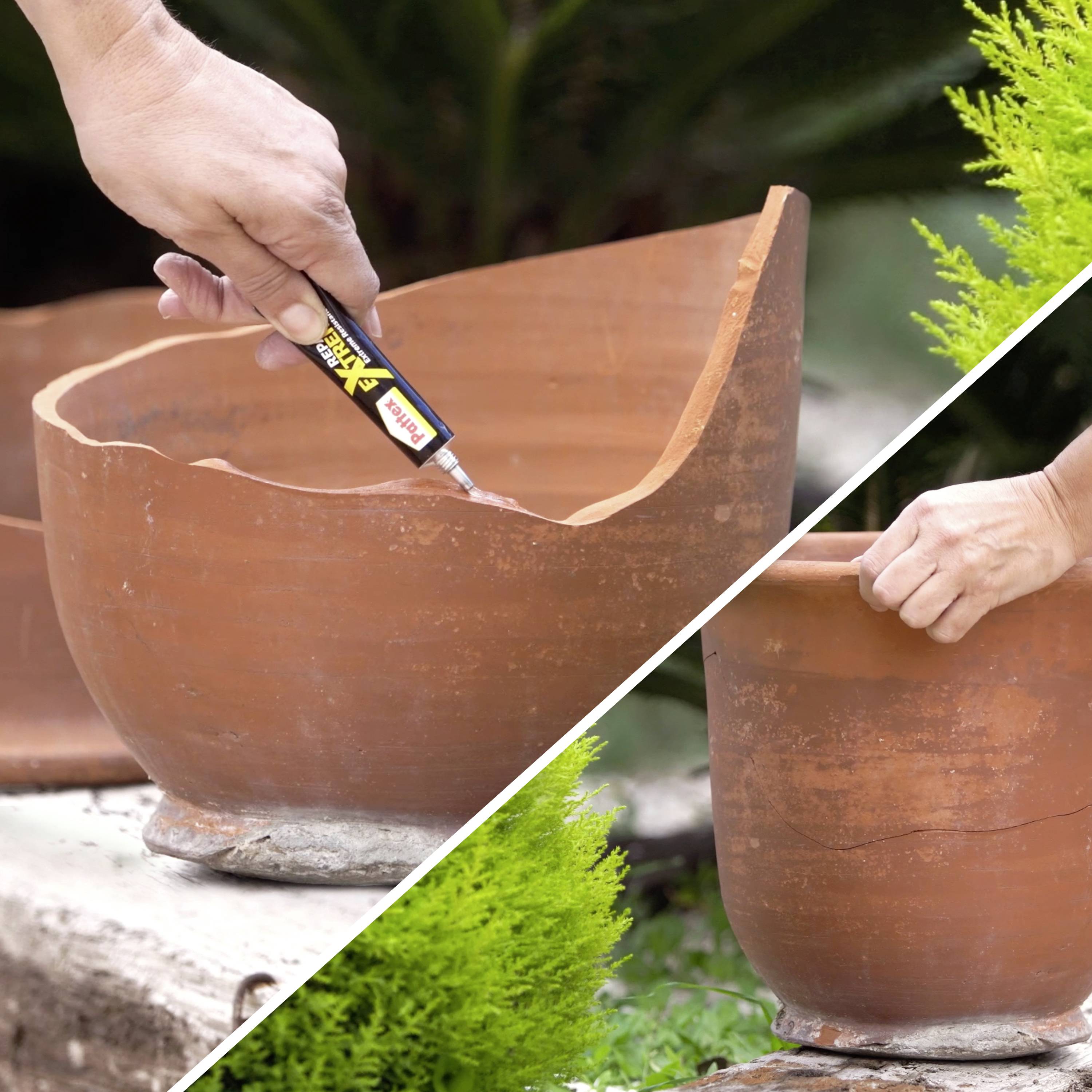 Une main applique un adhésif de réparation sur un pot en argile cassé, illustrant la restauration de poterie.