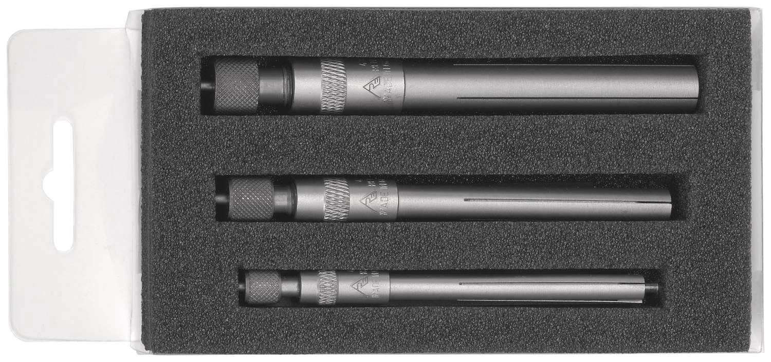 Trois stylos argentés de différentes tailles dans un emballage en mousse noire.