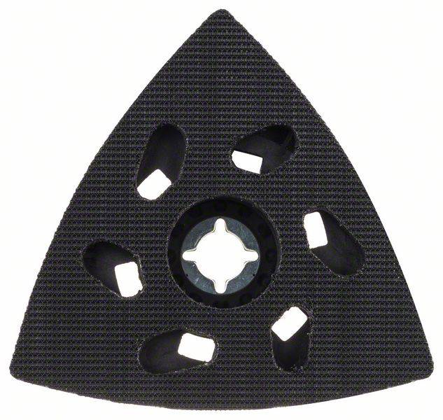 Pad de ponçage triangulaire avec plusieurs trous de ventilation et un orifice de fixation central, utilisé pour des travaux de ponçage artisanaux.