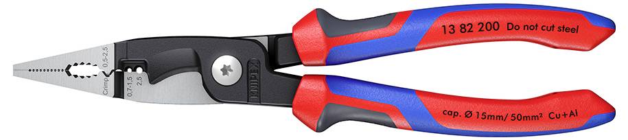 Pince multifonction rouge et bleue avec mâchoires noires, dotée d'une zone de préhension, d'un tranchant pour couper les fils et de poignées isolées pour les travaux électriques.