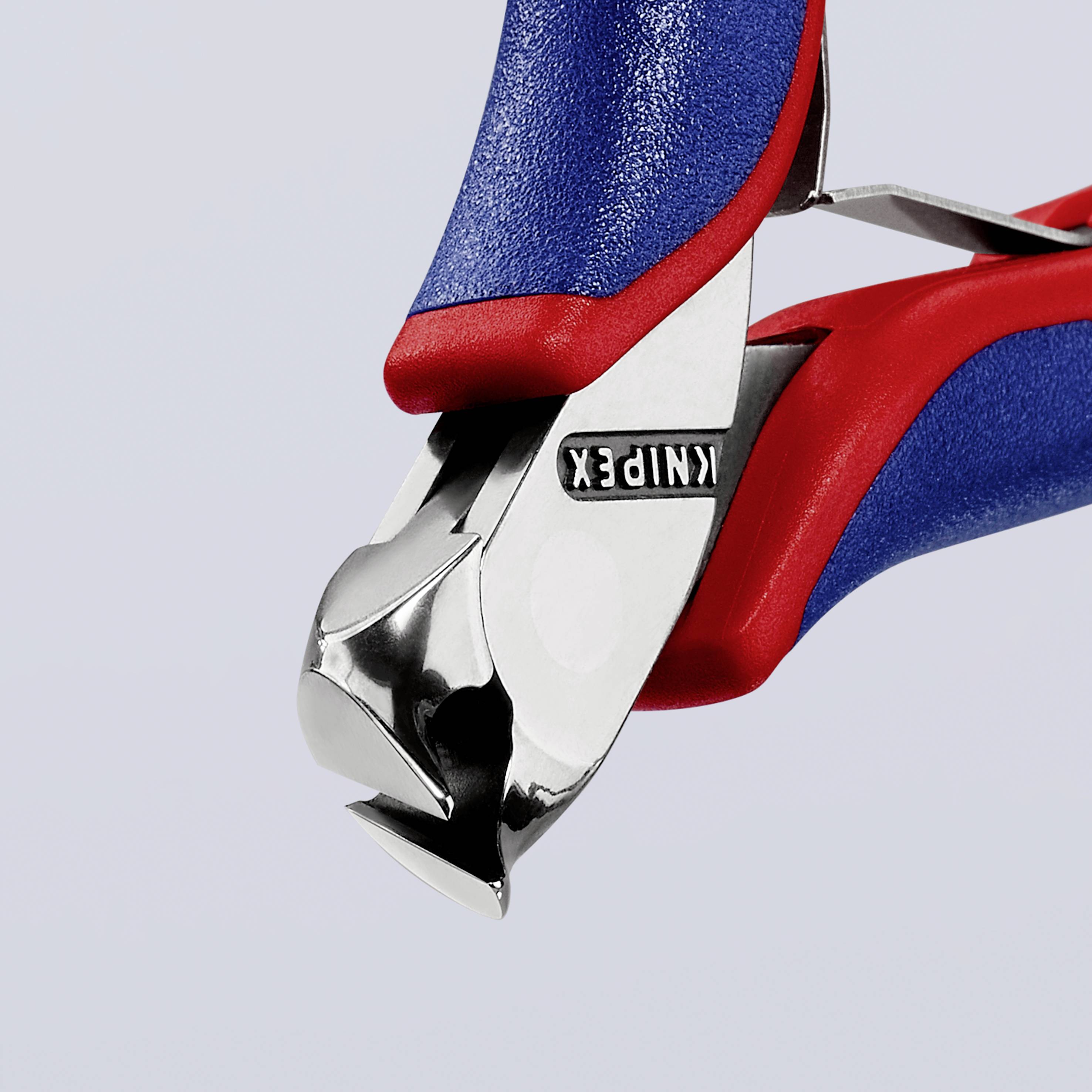 Une pince de précision bleue et rouge portant le nom de marque 'KNIPEX' sur la lame. Cet outil est adapté pour une coupe précise.