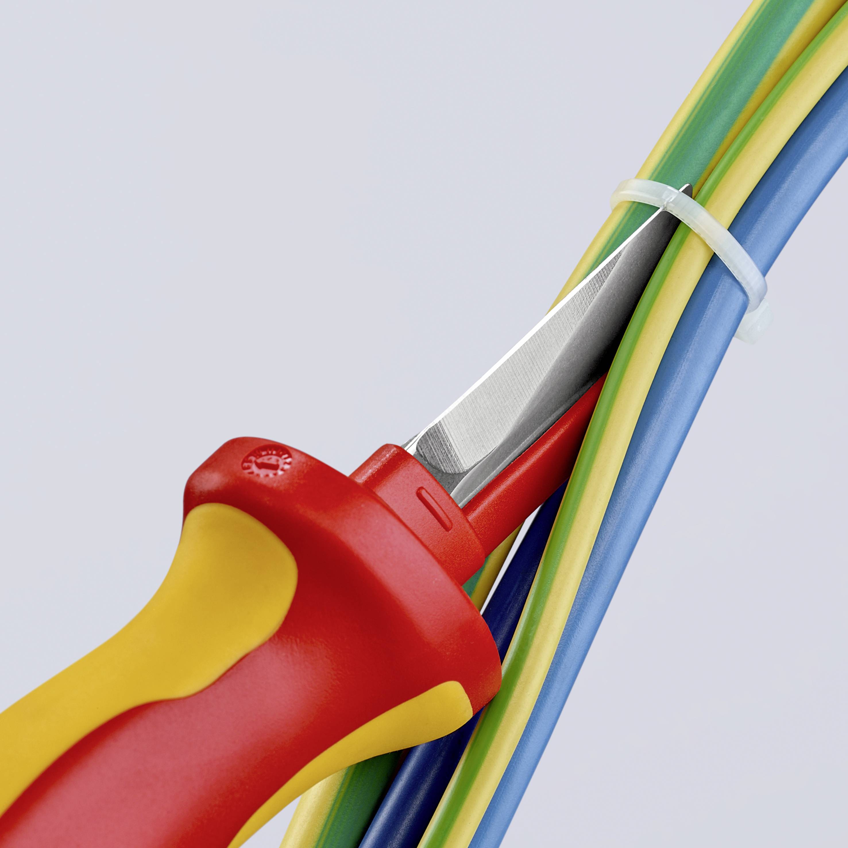 Un cutter rouge coupe à travers des câbles colorés maintenus ensemble par des colliers de serrage.