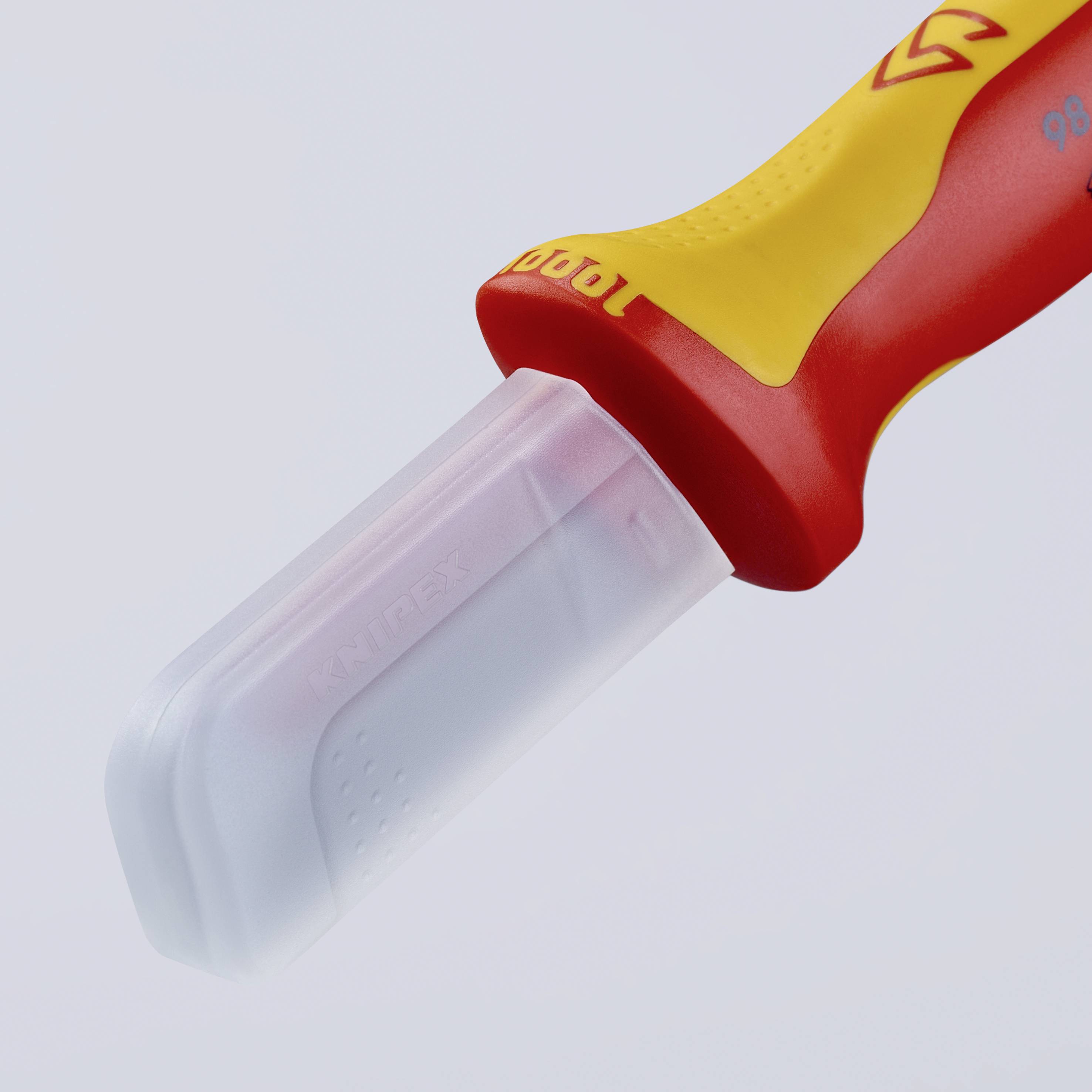 Un tournevis rouge et jaune avec une poignée isolée et une protection transparente sur la partie métallique, sur un fond gris.