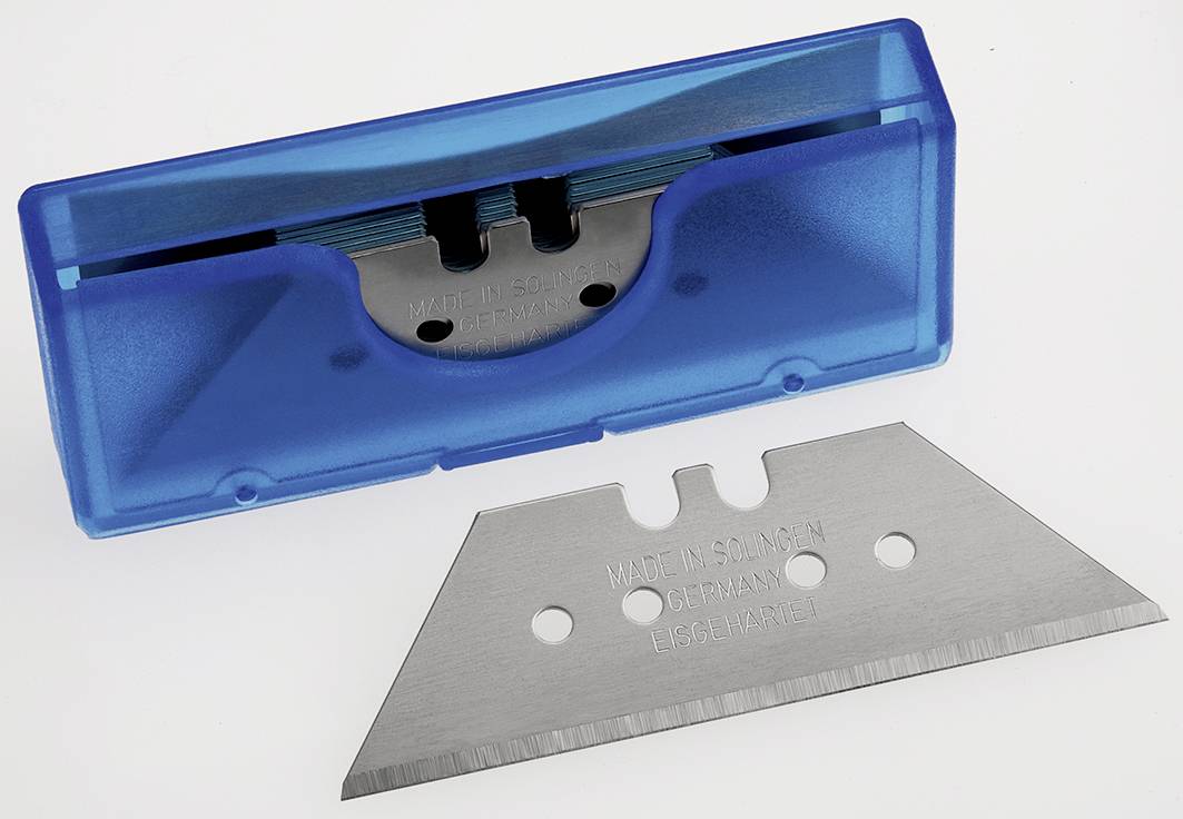Un couteau à lame rétractable dans un étui en plastique bleu et une lame métallique individuelle à côté, tous deux destinés à être utilisés pour couper.