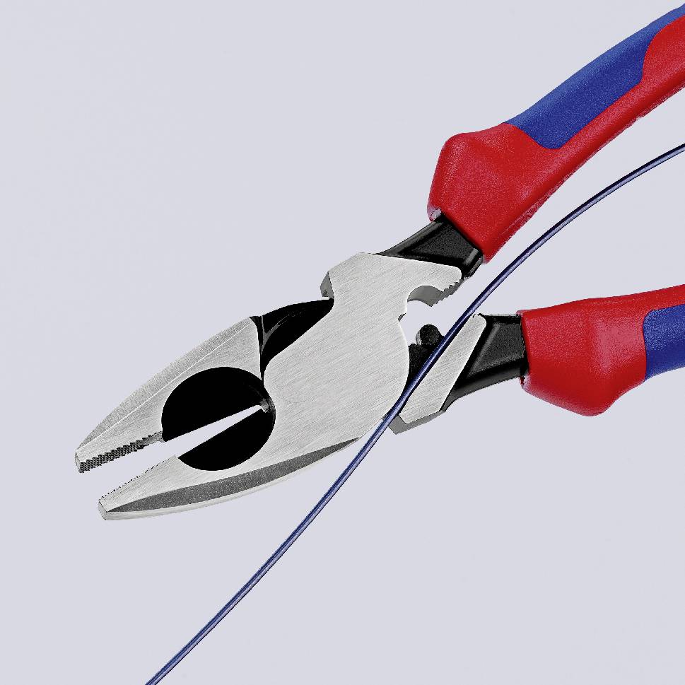 Pince coupant un fil d'argent avec une poignée bleu et rouge. Outil photographié sur un fond clair, l'accent étant mis sur sa fonctionnalité et son design.