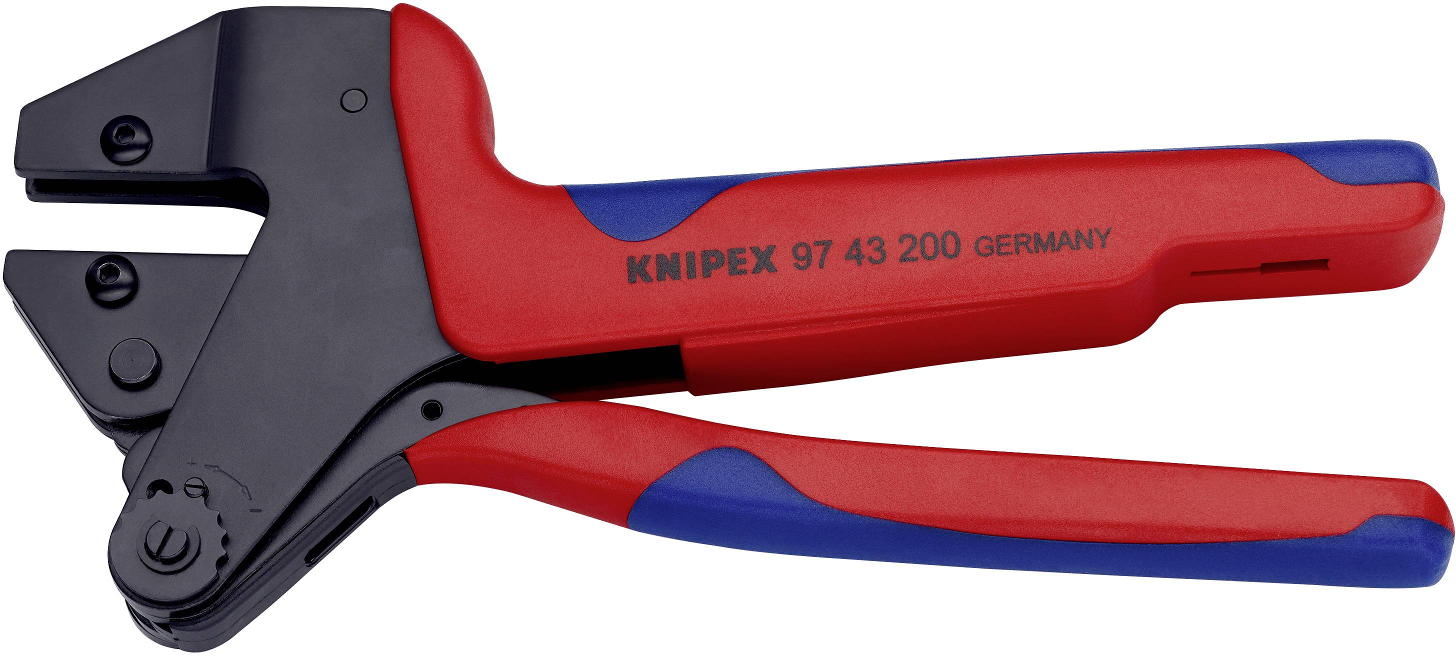 Une pince à sertir rouge et bleue de la marque Knipex, numéro de modèle 97 43 200, spécialement conçue pour le traitement des connecteurs de câbles.