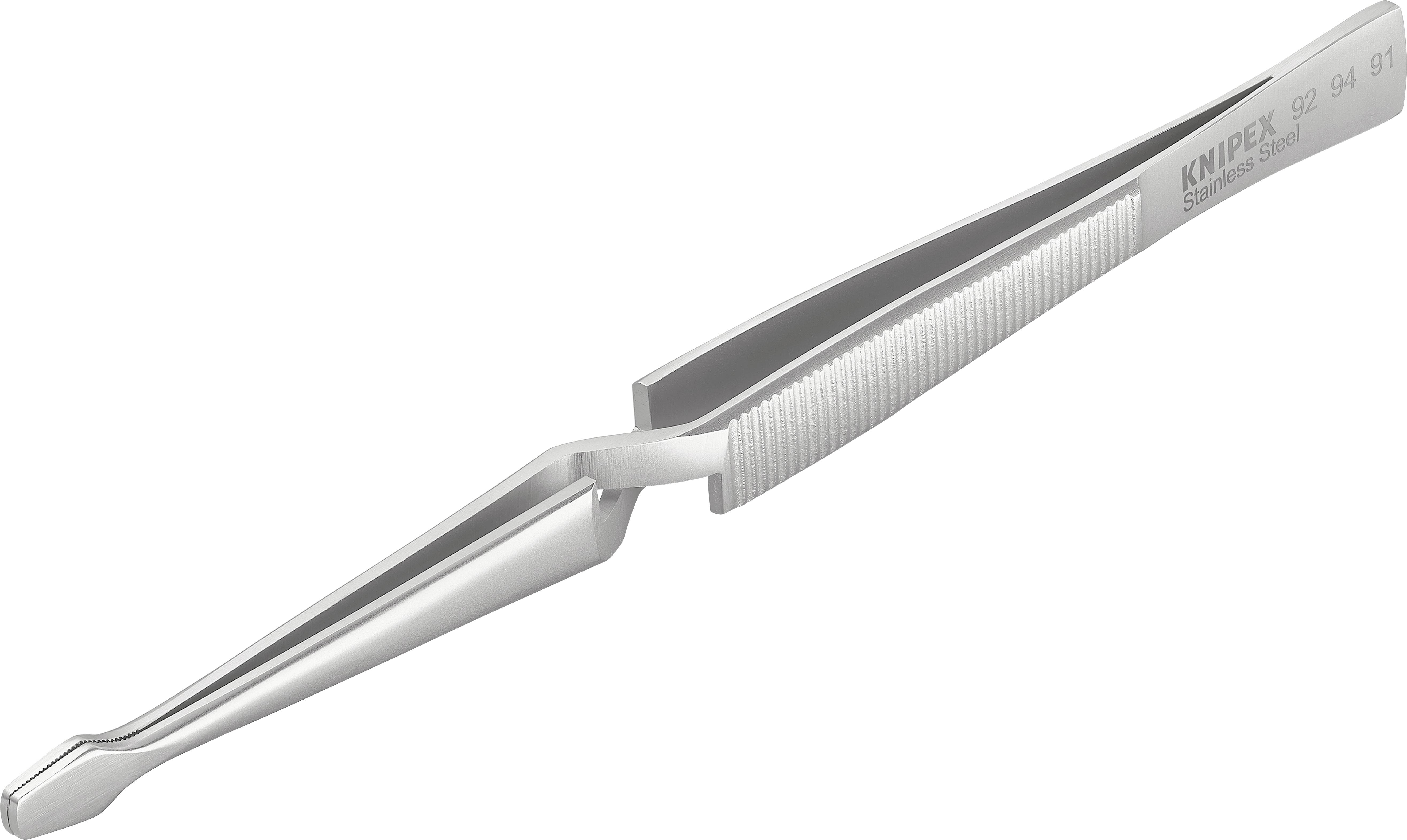 Pince à épiler de précision en argent avec surface striée et extrémité courbée, adaptée aux travaux fins et à la manipulation précise.