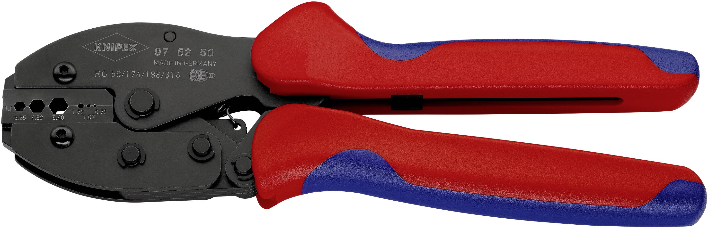 Une pince à sertir rouge et bleue avec une tête noire, adaptée pour connecter des câbles et des bornes électriques, sur un fond blanc.