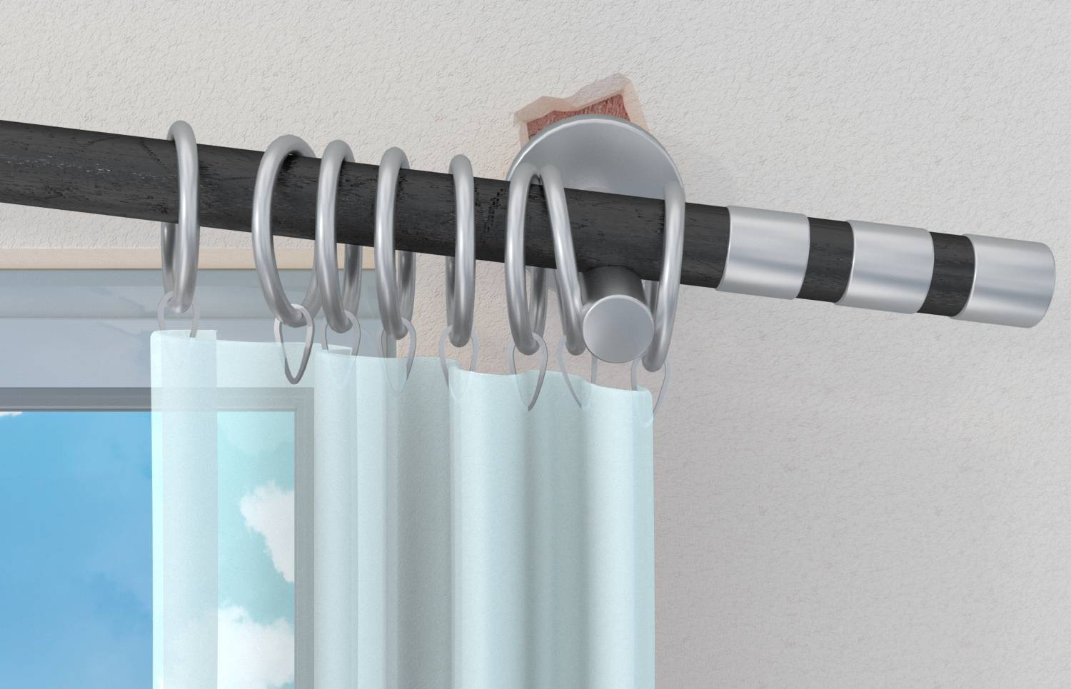 Gros plan d'une tringle à rideaux avec des anneaux et un support monté au-dessus d'une fenêtre avec des rideaux bleu clair.