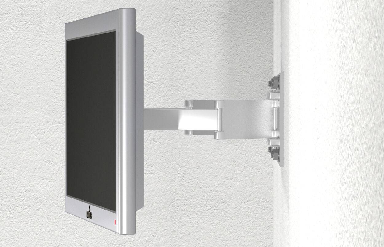 Un écran est fixé à un support mural pivotant. Le design est argenté et fonctionnel, idéal pour les bureaux ou les espaces de travail.
