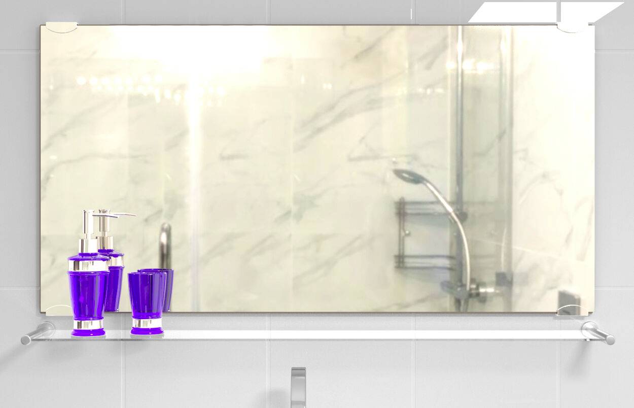 Une salle de bain avec un grand miroir qui reflète une douche. Sur une étagère se trouvent un distributeur de savon violet et un verre à brosse à dents.