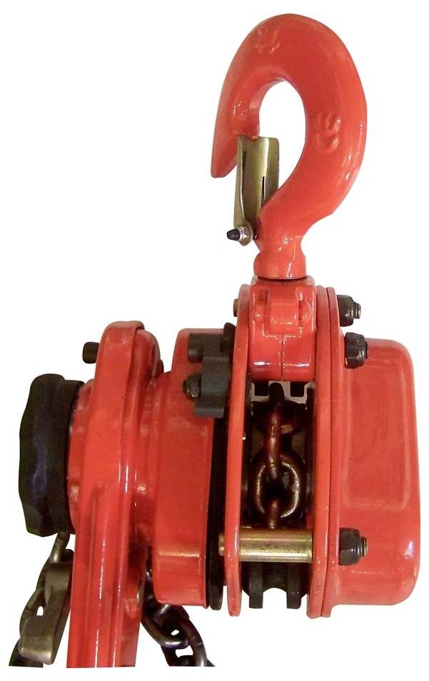 Nahaufnahme eines roten industriellen Kettenzugs mit Haken und Flaschenzugbaugruppe auf weißem Hintergrund.