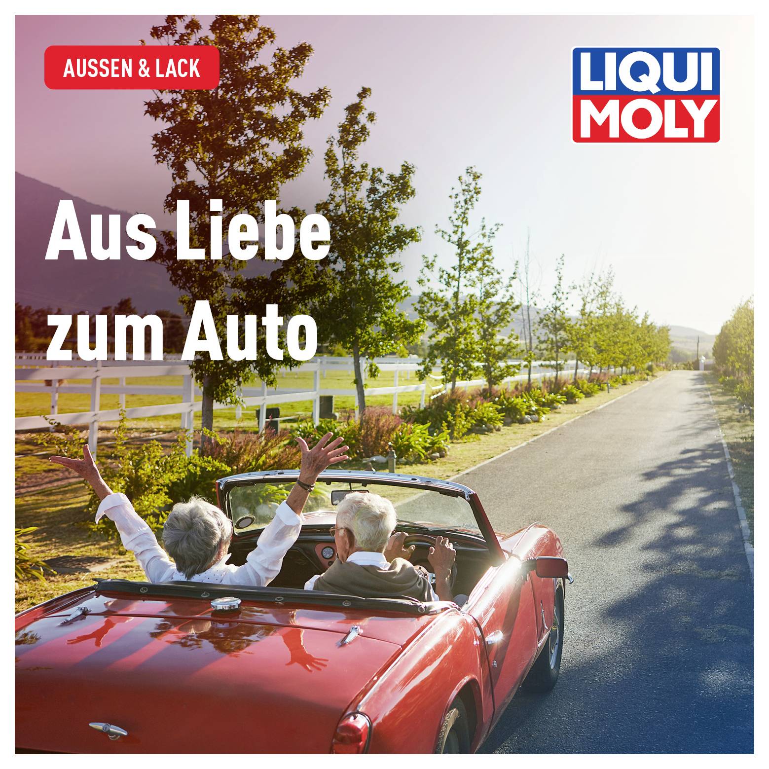 Un couple de personnes âgées roule dans un cabriolet rouge sur une route de campagne, par une journée ensoleillée. Texte : 'Par passion pour l'automobile'.