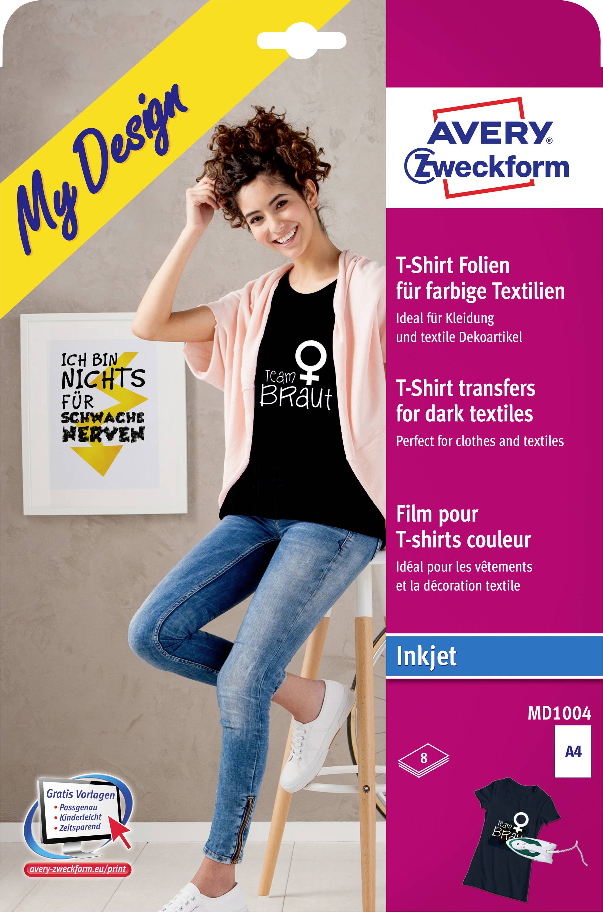 Avery Zweckform dépliant pour « Films pour T-Shirts » sur textiles foncés, montrant une femme souriante dans un débardeur imprimé noir et un jean à côté de l'emballage du produit et de texte allemand.