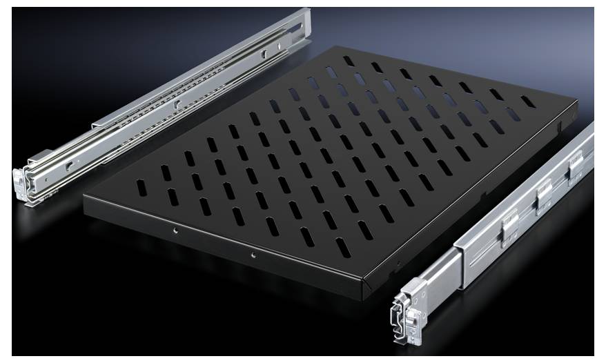 Tiroir métallique avec des fentes de ventilation et deux rails latéraux sur fond noir, conçu pour un montage dans des racks ou des armoires.