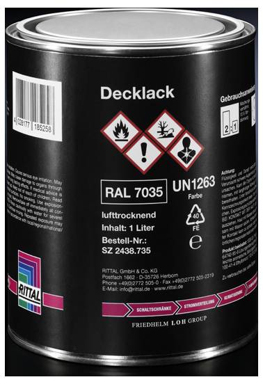 Un bidon de laque de finition RAL 7035, avec symboles de danger et instructions d'utilisation. Contient 1 litre, séchage à l'air, UN1263.
