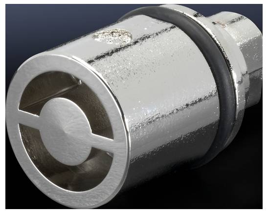 Une tête de valve métallique de forme cylindrique avec une grille circulaire présente une surface lisse et brillante.