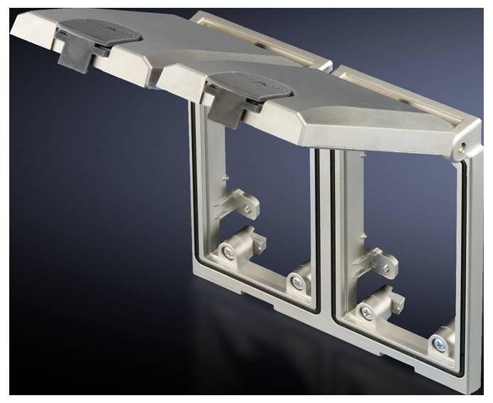 Prise double avec couvercle fermé, boîtier métallique de couleur argent. Convient pour une utilisation en extérieur.