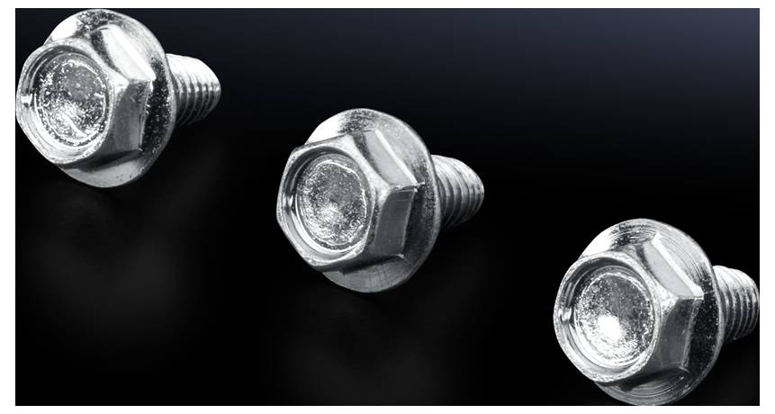 Trois vis à tête hexagonale en argent sur un fond noir. Les vis sont disposées en biais et reflètent légèrement la lumière.