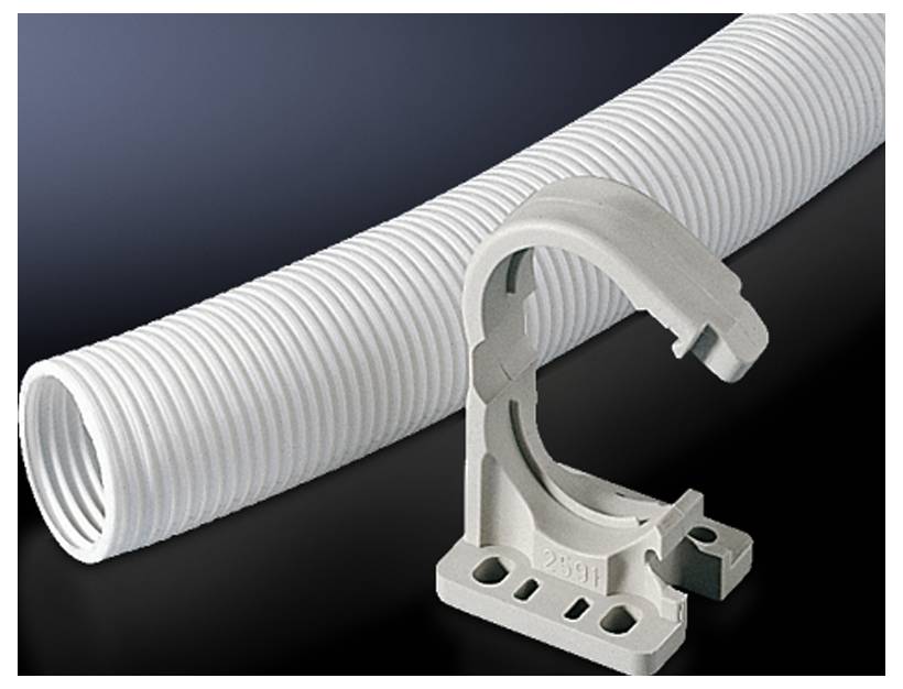Tuyau flexible blanc et support en plastique beige sur un fond sombre, adapté aux applications industrielles.
