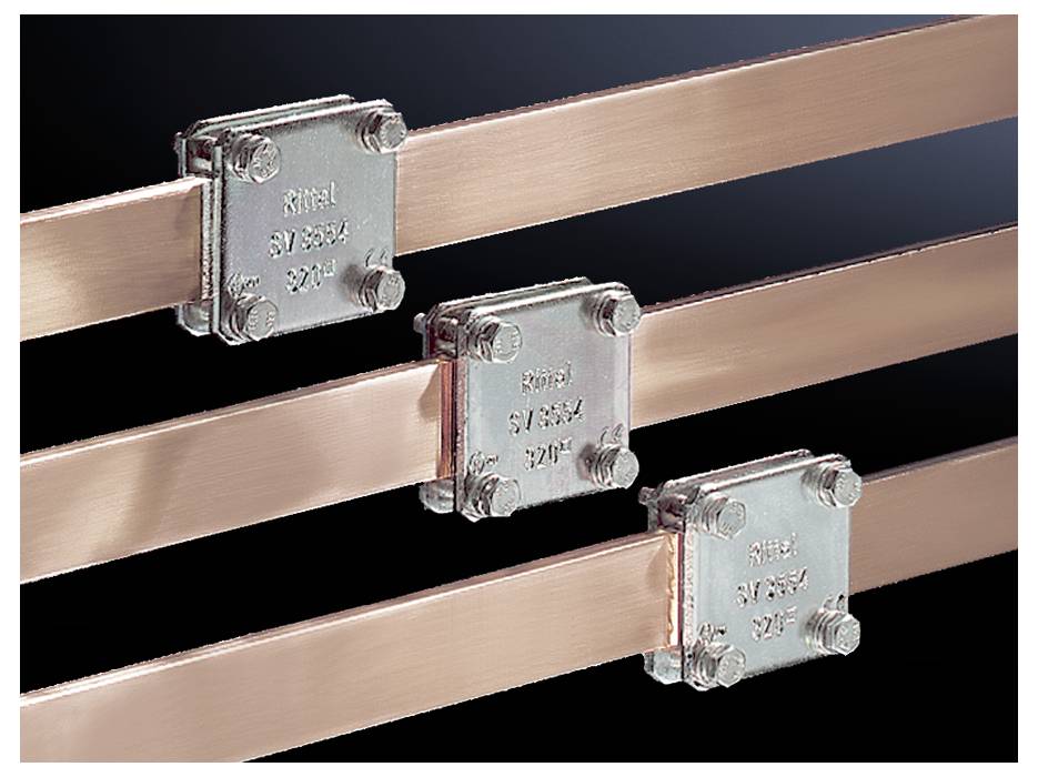 Trois barres de cuivre sont fixées par des pinces de connexion métalliques portant l'inscription « Rittal SV 9344 3014 ».