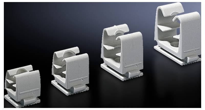 Quatre pinces en plastique gris de différentes tailles sur un fond sombre, disposées en ligne de la plus petite à la plus grande.