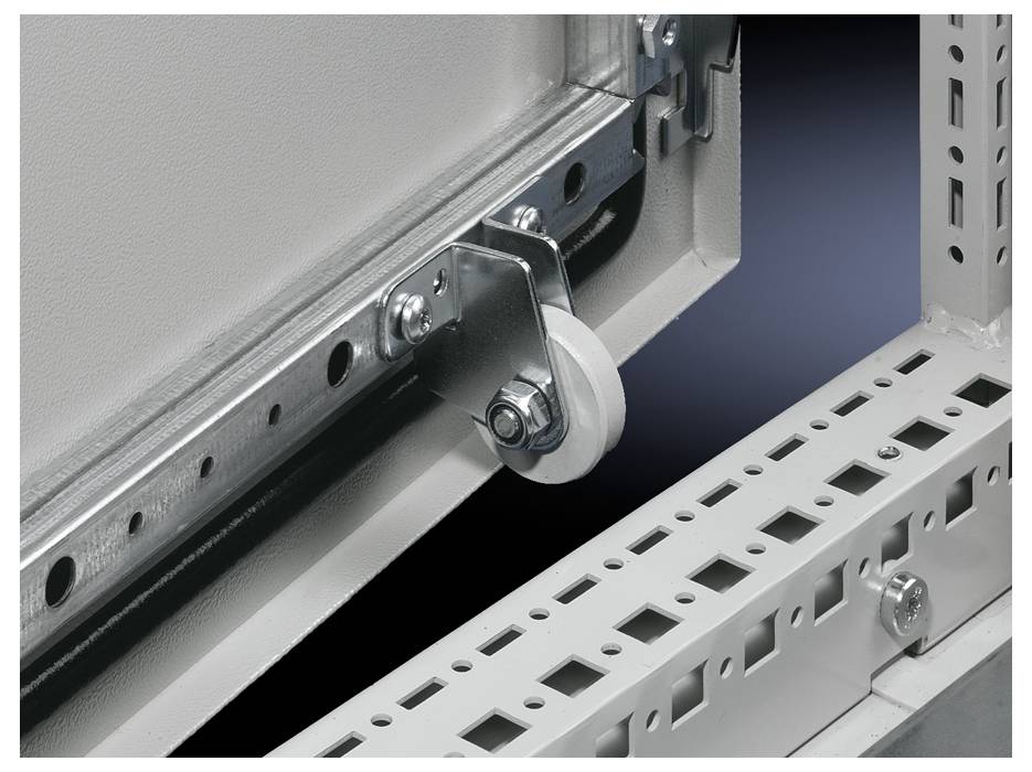 Vue intérieure d'un placard métallique montrant un système de montage avec un rail de guidage et un galet, probablement pour le déplacement des portes.