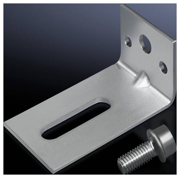 Support d'équerre métallique avec un trou oblong et deux trous ronds, à côté une vis séparée sur un fond noir.