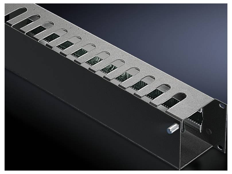 Un canal vertical en métal avec des fentes pour le guidage des câbles sur une surface sombre.