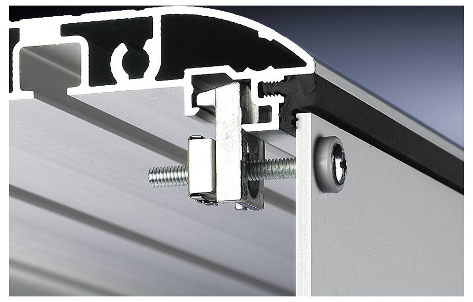 Coupe transversale d'un profilé métallique avec connexion par vis et détail de rainure. Montre le mécanisme de fixation d'un panneau.