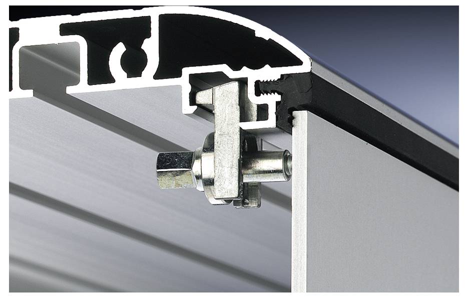 Gros plan d'une coupe transversale d'un profilé en aluminium avec connexion par vis, montrant un mécanisme de fixation structurelle.