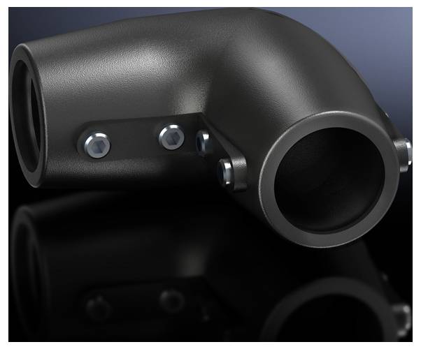 Équerre en métal noir avec des vis, sur un fond sombre.