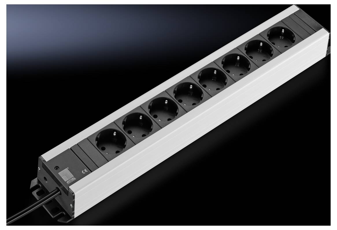 Une multiprise à huit emplacements, avec un câble noir et un boîtier argenté sur un fond noir.