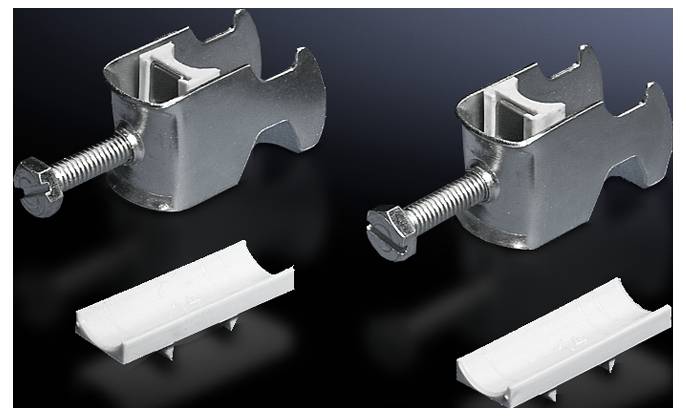 Deux fixations métalliques argentées avec des vis et deux insertions en plastique blanches sur un fond sombre.