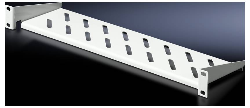 Une étagère rectangulaire blanche en métal avec plusieurs rainures, montée sur des supports muraux noirs sur un fond sombre.