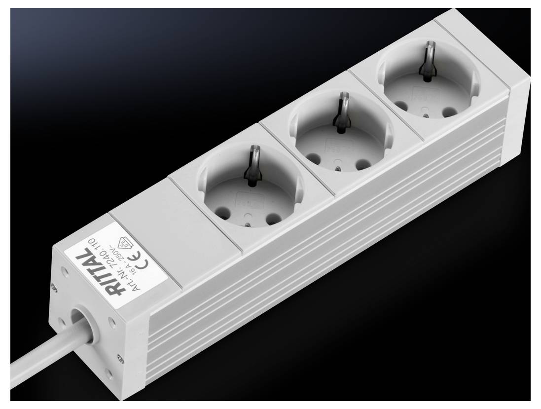 Multiprise triple avec boîtier gris, posée sur un fond noir. Connexion du câble à gauche ; trois prises électriques à droite.