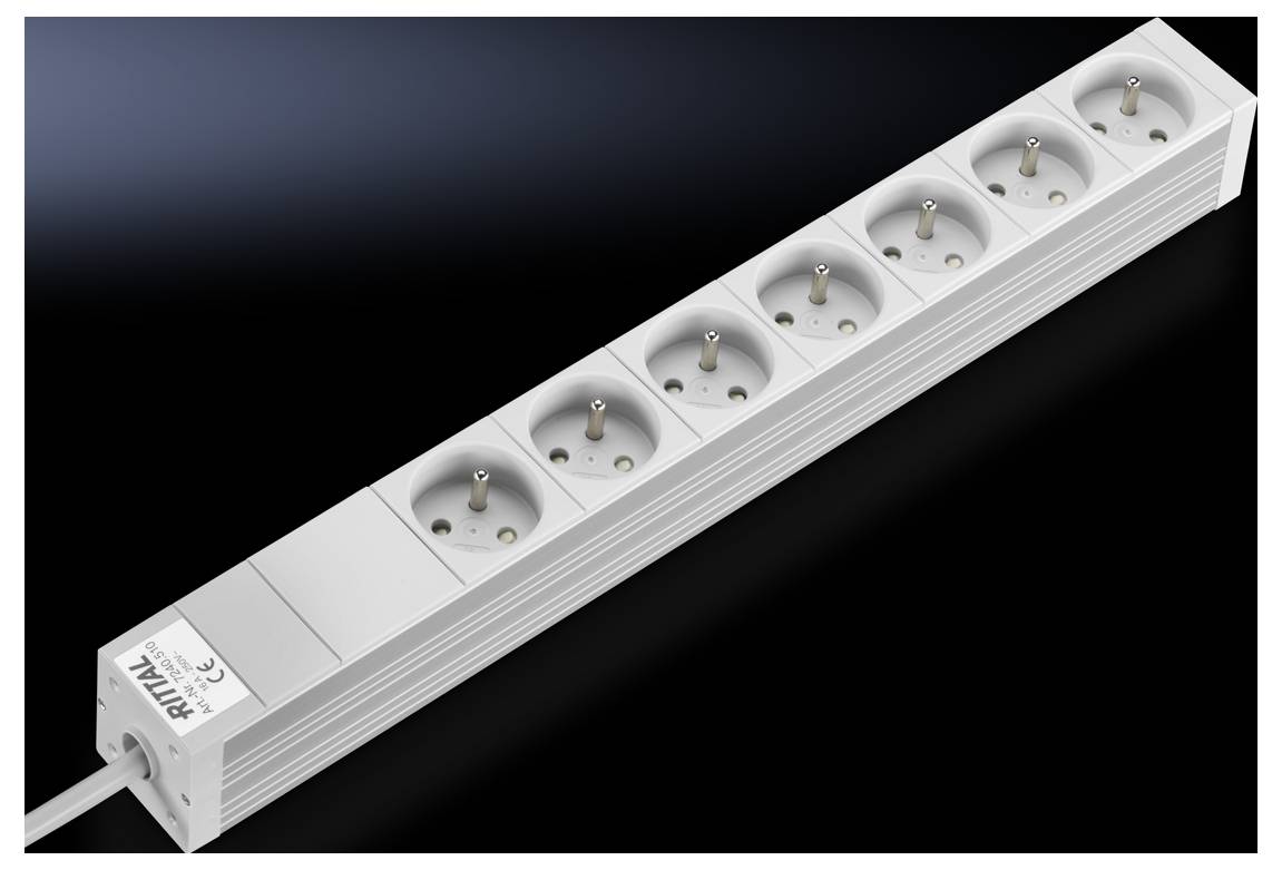 Multiprise blanche à six prises Schuko, vue de côté, adaptée pour un usage de bureau ou domestique.