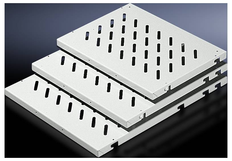 Trois plaques métalliques empilées sur un fond sombre. Elles sont rectangulaires et de même taille, avec des fentes parallèles.