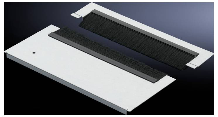 Deux plaques métalliques rectangulaires avec des poils noirs entre elles, utilisées pour les passages de câbles.