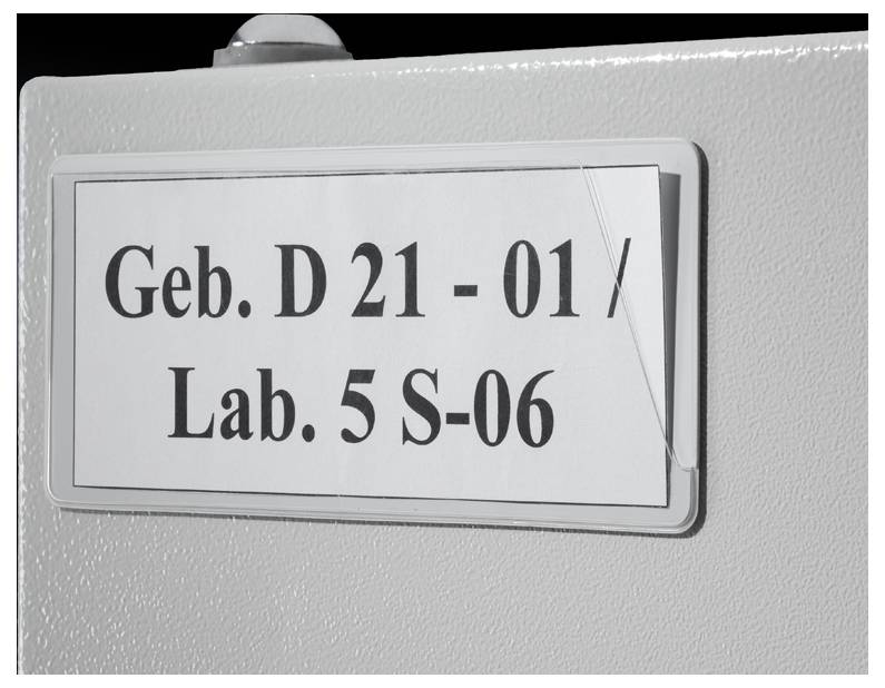 Plaque de porte portant l'inscription 'Geb. D 21-01 / Lab. 5 S-06', indiquant un numéro de salle spécifique dans un bâtiment.