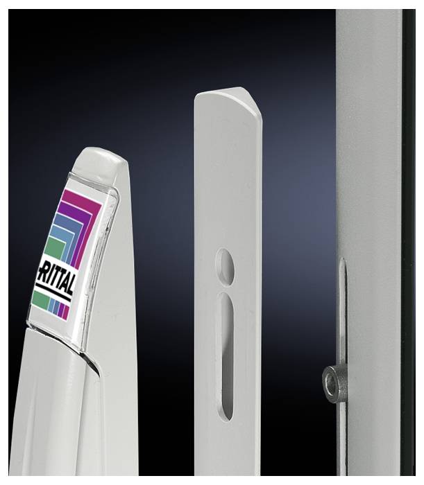 Gros plan sur une poignée colorée d'un meuble ou d'un appareil près d'un rail ; le logo sur la poignée n'est pas lisible.